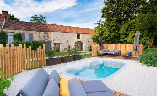 cortile con piscina in cortile di Hors-série en Périgord a Millac