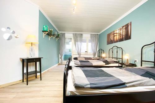 Кровать или кровати в номере Gemütliches Reiheneckhaus mit Balkon
