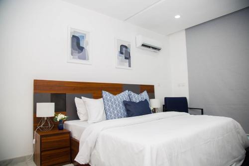 Tempat tidur dalam kamar di MiVi - Midtown Victoria Island