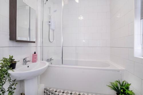 ห้องน้ำของ Stylish Hot Tub House with free parking!