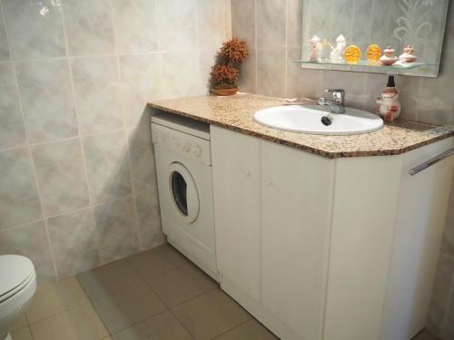 W łazience znajduje się pralka i umywalka. w obiekcie Apartament a 2 minuts de la platja, amb AC w mieście Platja  d'Aro
