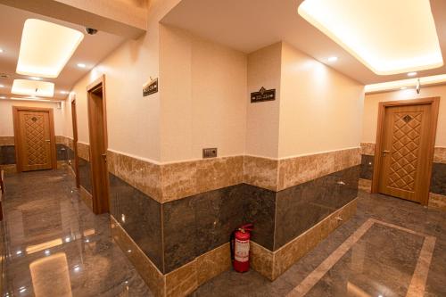 uma casa de banho com uma boca de incêndio num quarto em Vizyon Park Otel em Şanlıurfa