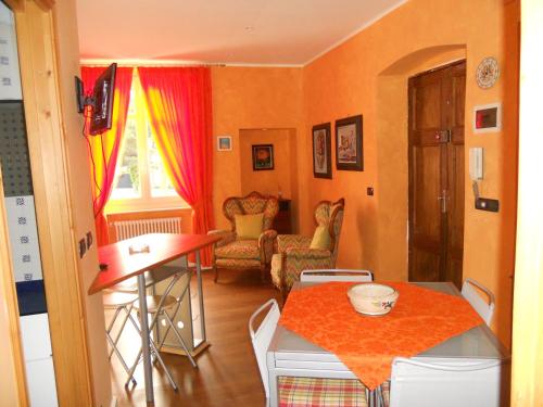 a living room with a table and a kitchen at Il Cedro in Tagliolo Monferrato