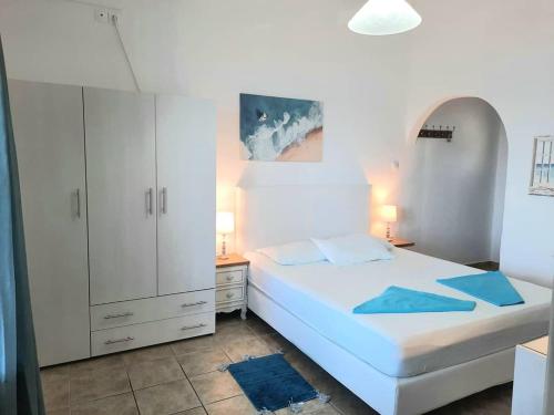 Postel nebo postele na pokoji v ubytování Logaras Seaview Apartment