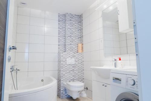 La salle de bains blanche est pourvue de toilettes et d'un lavabo. dans l'établissement Apartment Andrej, à Tomislavgrad