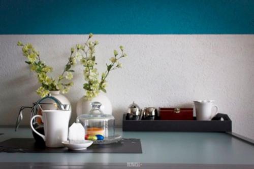 un mostrador con jarrones y flores sobre una mesa en Studio PolderPoort, en Kampen