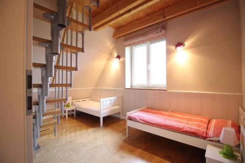 Habitación pequeña con cama y ventana en Ferienwohnung unter Reet, en Westerhever