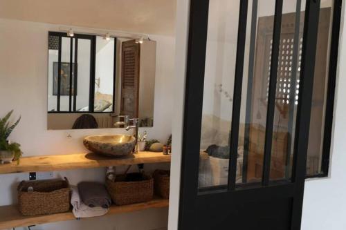 une salle de bain avec un lavabo et un miroir dans l'établissement Petit loft sur les toits d'Avignon, à Avignon