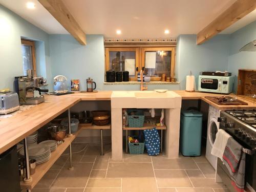 eine Küche mit Arbeitsflächen aus Holz und einem Waschbecken in der Unterkunft L Ancien Moulin à Huile in Tuchan