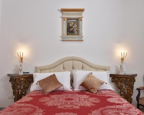 米諾利的住宿－Casa Real，卧室配有带枕头的床铺和墙上的绘画