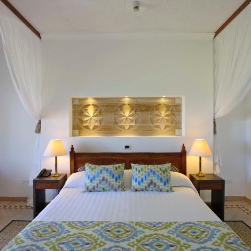 Łóżko lub łóżka w pokoju w obiekcie Bluebay Beach Resort & Spa