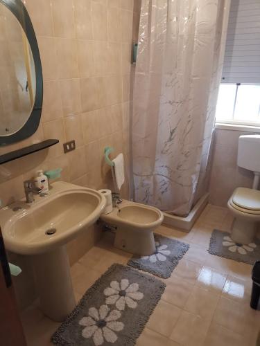 a bathroom with a sink and a toilet and a shower at Casa Glorioso in Santa Ninfa