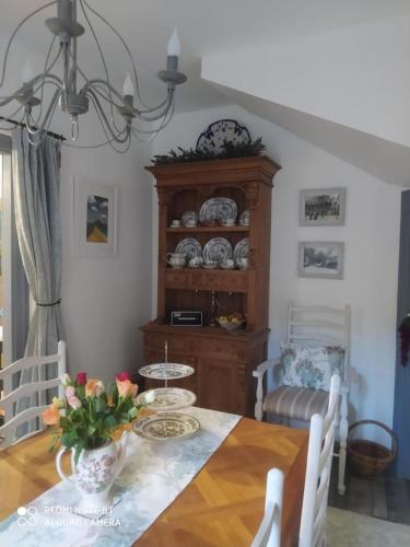 une salle à manger avec une table et un lustre dans l'établissement Mountain View Townhouse Quillan, à Quillan