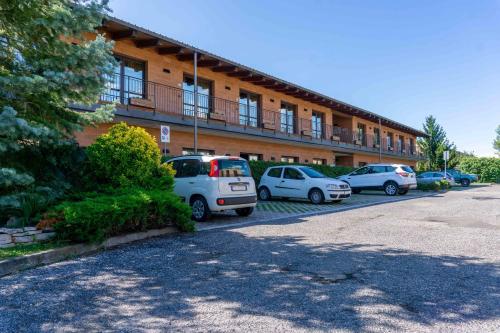 a group of cars parked in front of a building at Hotel Regio in Rubiera