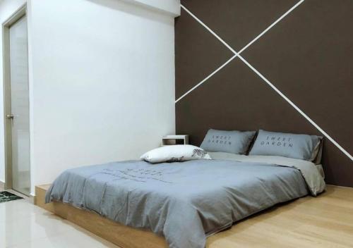 a bedroom with a large bed with a wall at 聚乐屋民宿Jyuraku homestay The venus sitiawan in Sitiawan