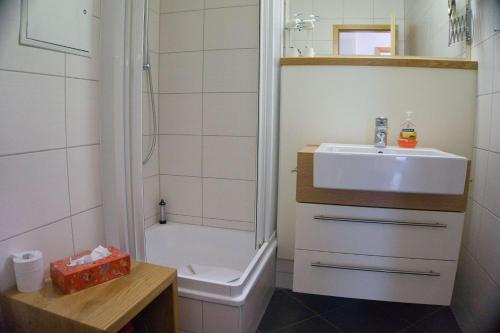 y baño con lavabo, ducha y aseo. en FeWo mit Meerblick, gratis Nutzung vom AHOI Erlebnisbad und Sauna in Sellin - Haus Blick zur See FeWo 10, en Göhren