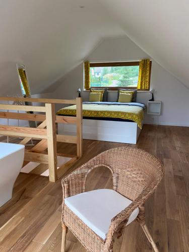 Una cama o camas en una habitación de Rogate Domki