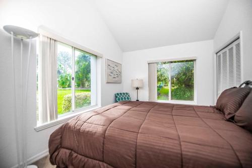 una camera con un grande letto e due finestre di SWISS 29 - Golf Course a Clermont