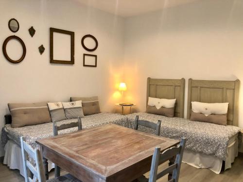 ein Esszimmer mit 2 Betten und einem Tisch in der Unterkunft A casa Gasperini - Appartamento in centro a Casalecchio di Reno in Casalecchio di Reno