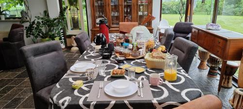 een eettafel met eten en drinken erop bij B&B Krachtwijk in Soest