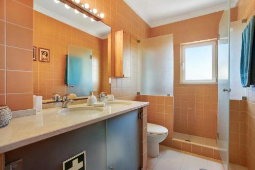 y baño con lavabo y aseo. en Villa Carrapateira, en Carrapateira