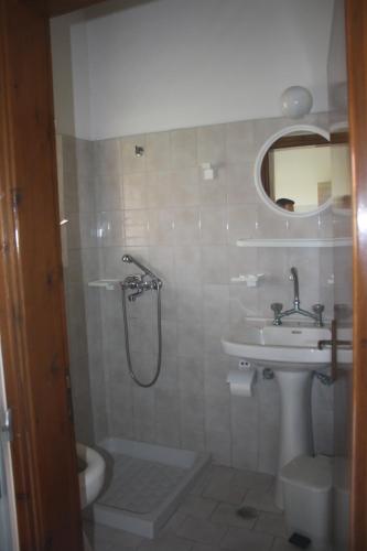 La salle de bains est pourvue d'une douche et d'un lavabo. dans l'établissement MARIA STUDIOS LAGANAS, à Laganas