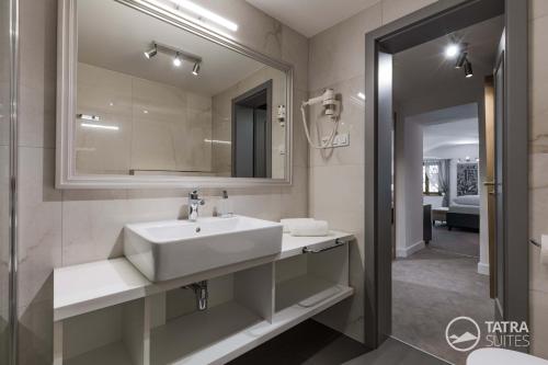 uma casa de banho com um lavatório e um espelho em TATRA SUITES Boutique Suites Deforte Secret Chamber em Poprad
