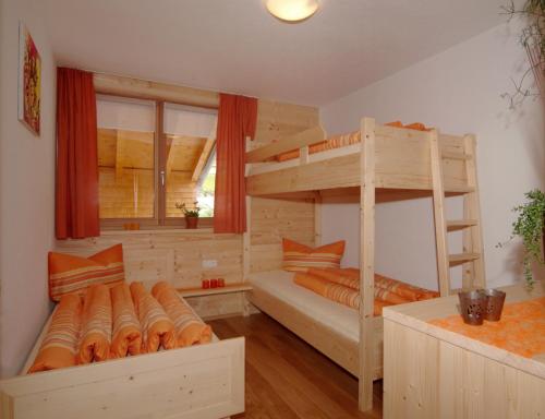 1 Schlafzimmer mit 2 Etagenbetten und einer Leiter in der Unterkunft SunAlpin - Ferienwohnungen in Schoppernau