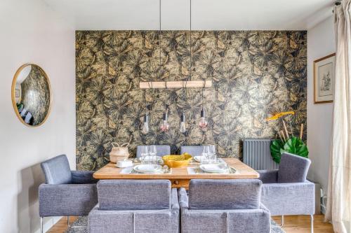 une salle à manger avec une table et des chaises bleues dans l'établissement NYMPHÉA - Duplex Hauts Pavés, à Nantes