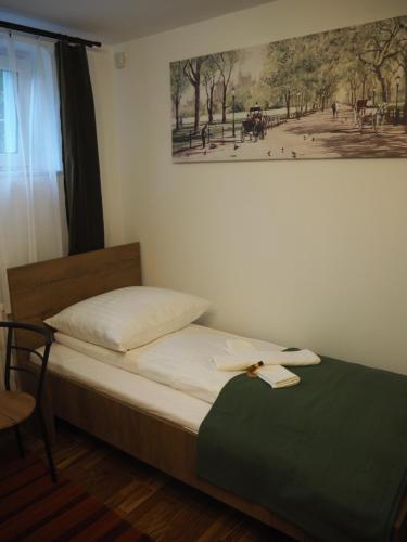 Un pat sau paturi într-o cameră la Komfortowy apartament z bezpośrednim wyjściem na ogród