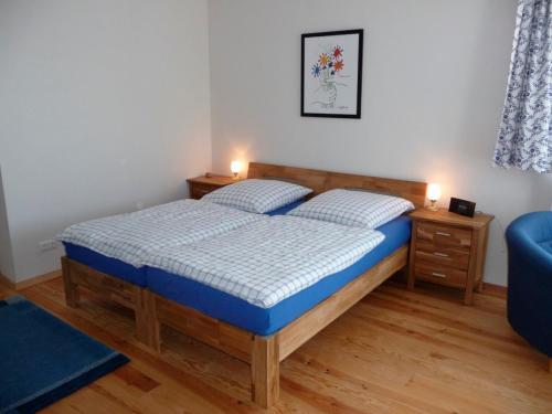 蘭河畔馬爾堡的住宿－Ferienwohnung Schewe，一间卧室配有一张床和一张蓝色椅子