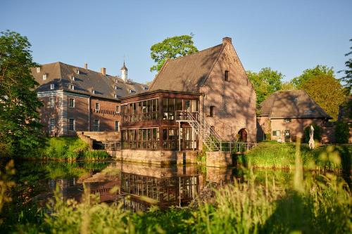 an old house with its reflection in the water at Schloss Wissen in Weeze