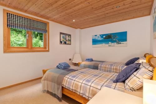 Postel nebo postele na pokoji v ubytování Lodge 5 Longbury - Luxury Lodge, Golf Course Views, Restaurant and Spa Facilites