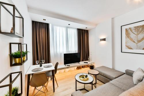sala de estar con sofá y mesa en Porto Sea View Apartments, en Tesalónica