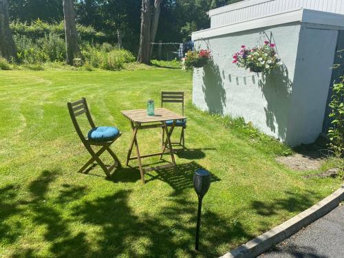 a table and two chairs in a yard at Gráisín in Kilkenny