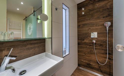 ein Bad mit einem Waschbecken und einer Dusche in der Unterkunft Danner´s Hotel Löwen in Marschalkenzimmern