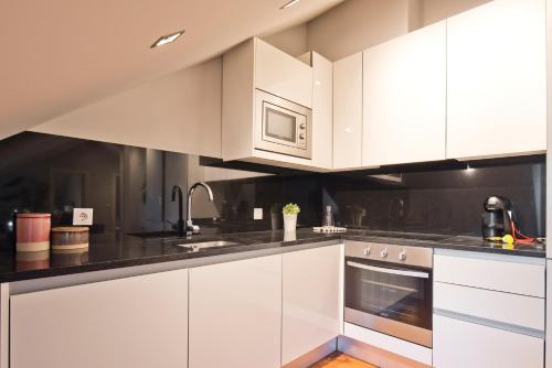 Iconic & Elegant Design 2 bedroom Apt By FS tesisinde mutfak veya mini mutfak