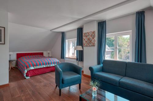 a living room with a couch and a bed at Schloss Wissen in Weeze