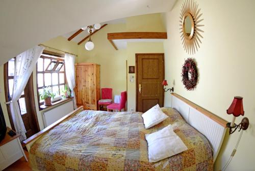 Schlafzimmer mit einem Bett und einem Wandspiegel in der Unterkunft Holiday Home Tonkina kuća in Trakošćan