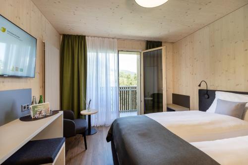 Postel nebo postele na pokoji v ubytování JUFA Hotel Savognin