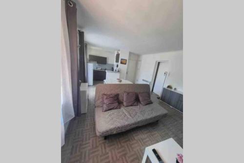 ル・ボーセにあるBel appartement avec balcon et parking privéのソファとキッチンのあるリビングルーム