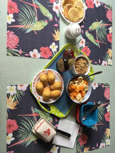 una mesa cubierta con platos de comida y tazones de comida en un dimanche chez Julie chambre Léontine, en Parthenay