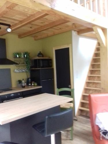 - une cuisine avec une table et un escalier dans une chambre dans l'établissement FLORALIE, à Draguignan