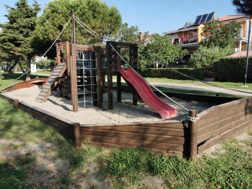 un parco giochi in un cortile con scivolo e scale di ARIA apartment with beautiful terrace with sea & park view a Novigrad Istria