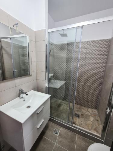 a bathroom with a shower and a sink and a toilet at Pensiunea Lavanda, Piatra-Neamț in Piatra Neamţ