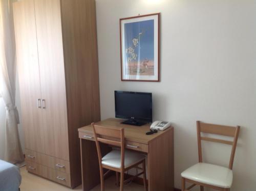 a room with a desk with a computer on it at Ospitalità San Tommaso d'Aquino in Bologna