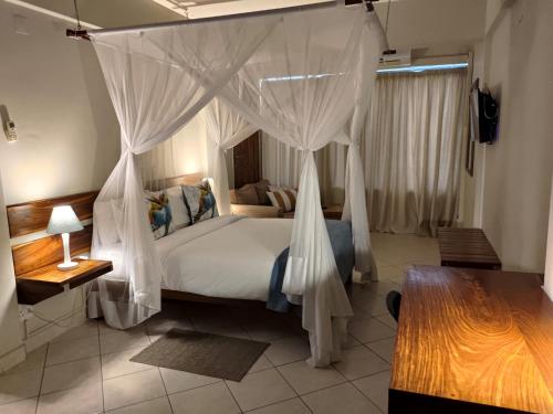 Cama ou camas em um quarto em Sundown Guest House Maputo