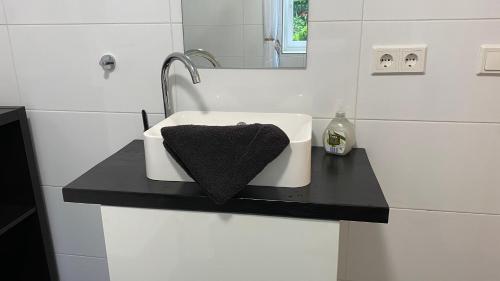 a bathroom with a sink with a towel on a counter at Ferienhaus Felix am Radweg im Naturschutzgebiet in Templin