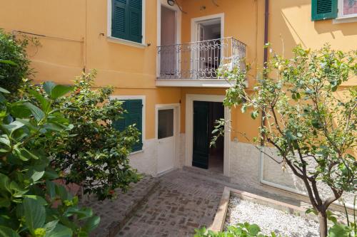 um edifício de apartamentos com uma varanda e uma porta em Cecio 5 Terre Rooms em Corniglia