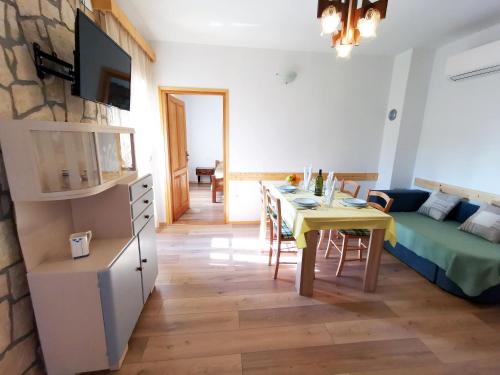 salon ze stołem i kanapą oraz jadalnią w obiekcie Villa Mira Garica by El-Pi Tours w mieście Garica